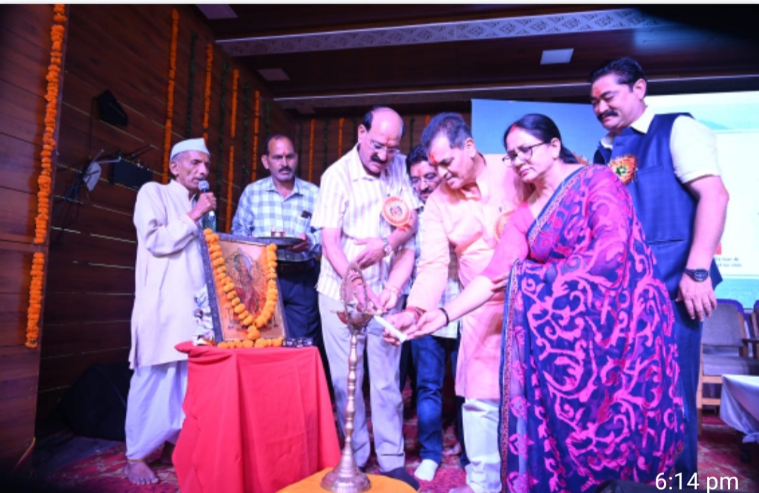 प्रदेश के कैबिनेट मंत्री एवं जनपद प्रभारी मंत्री प्रेमचंद अग्रवाल द्वारा कार्यक्रम में मुख्य अतिथि के रूप में प्रतिभाग कर मेले का ध्वजारोहण कर मेले के शुभारम्भ की घोषणा की