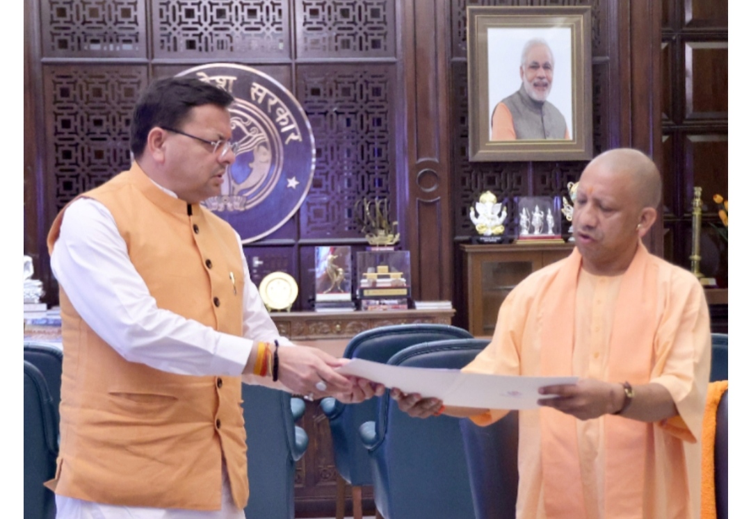 मुख्यमंत्री पुष्कर सिंह धामी ने मंगलवार को लखनऊ में उत्तर प्रदेश के मुख्यमंत्री योगी आदित्यनाथ से शिष्टाचार भेंट की
