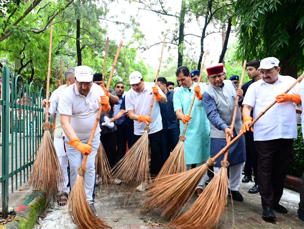 मुख्यमंत्री श्री पुष्कर सिंह धामी ने बुधवार को गाँधी पार्क देहरादून में विशेष स्वच्छता अभियान के अन्तर्गत ’स्वच्छता अपनाओ, बीमारी भगाओ’ कार्यक्रम में प्रतिभाग किया