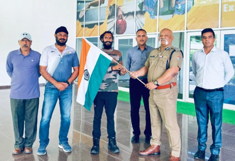 पर्वतारोही अंकित कुमार भारती को राष्ट्रध्वज प्रदान करते हुए अमित कुमार सिन्हा द्वारा फ्लैगऑफ किया गया