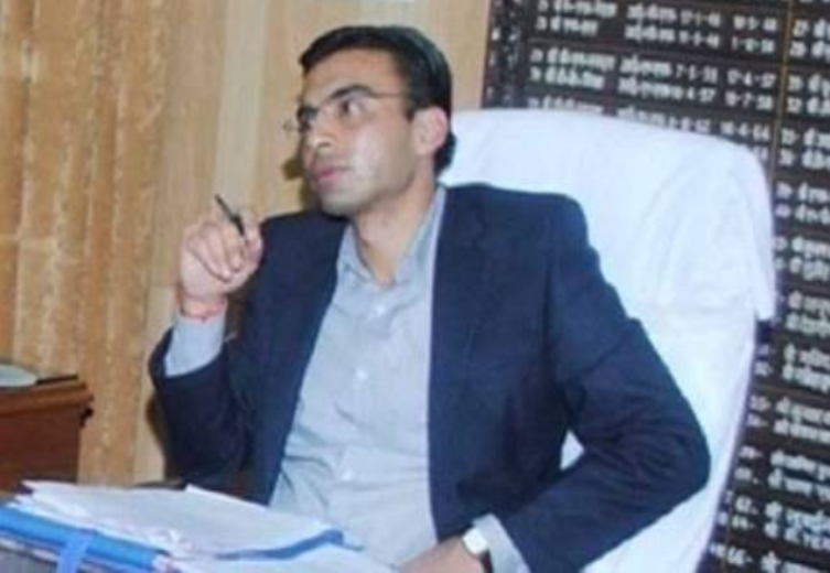 जिलाधिकारी सविन बंसल ने जिला समाज कल्याण अधिकारी कार्यालय के औचक निरीक्षण के दौरान कार्यालय में दूर-दराज से