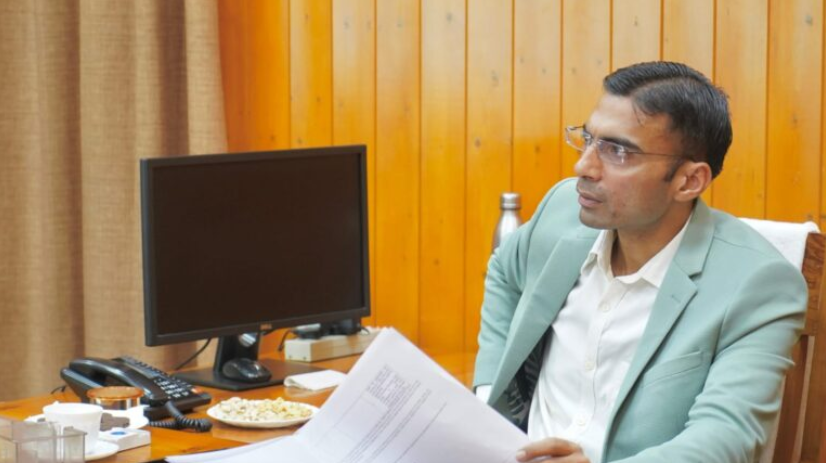 शीशमबाड़ा प्लांट कूड़ा निस्तारण मामले में डीएम ने लिया एक्शन ! कम्पनी के अधिकारियों को किया तलब