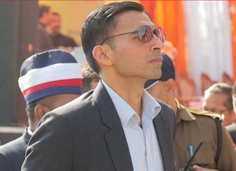 तमाम दबाव व सिफारिश दरकिनार कर डीएम ने निष्क्रिय सफाई कम्पनी को बाहर कर लिया सख्त निर्णय