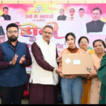अंतर्राष्ट्रीय महिला दिवस के अवसर पर कैबिनेट मंत्री गणेश जोशी ने अपने कैंप कार्यालय में दिवंगत पूर्व सैनिक की पुत्री देहरादून के जैंतनवाला निवासी कशिश थापा को उपनल के सीएसआर मद से पठन-पाठन के लिए लैपटॉप प्रदान किया