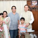 मुख्यमंत्री श्री पुष्कर सिंह धामी से बुधवार को मुख्यमंत्री कैंप कार्यालय में वरिष्ठ पत्रकार श्री हेम भट्ट ने परिवार सहित भेंट की